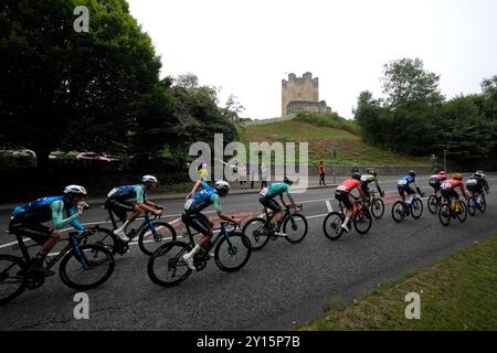 Le peloton passe devant le château de Conisbrough à Doncaster lors de la troisième étape du Lloyds Bank Tour of Britain Men 2024 de Sheffield à Barnsley. Date de la photo : jeudi 5 septembre 2024. Banque D'Images