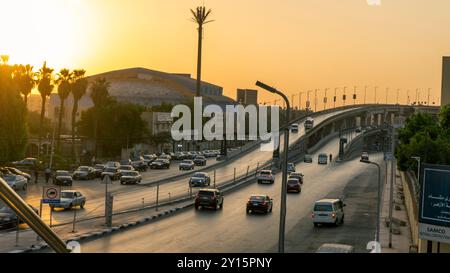 La vue de la circulation automobile au coucher du soleil au Caire, Egypte Banque D'Images