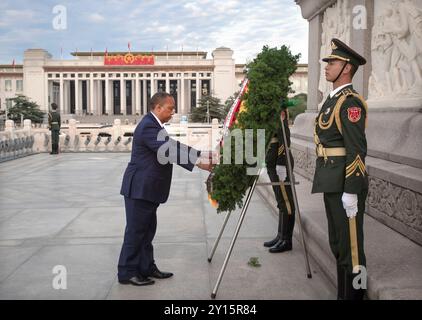 Pékin, Chine. 5 septembre 2024. Le premier ministre de Sao Tomé-et-principe, Patrice Trovoada, dépose une couronne au Monument aux héros du peuple sur la place Tian'anmen à Pékin, capitale de la Chine, le 5 septembre 2024. Crédit : Li Tao/Xinhua/Alamy Live News Banque D'Images