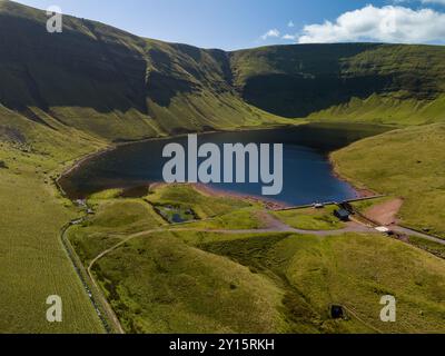 Vue aérienne époustouflante du lac llyn y fan fach, niché au milieu des collines verdoyantes du parc national de brecon beacons au pays de galles Banque D'Images