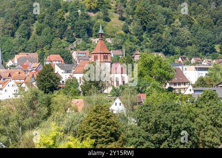 Vue panoramique sur le village Bad Liebenzell dans la forêt noire en Allemagne Banque D'Images