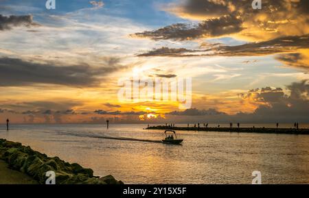 Coucher de soleil sur le golfe du Mexique et le Gulf Intracoastal Waterway à la jetée de Venice à venice Florida USA Banque D'Images