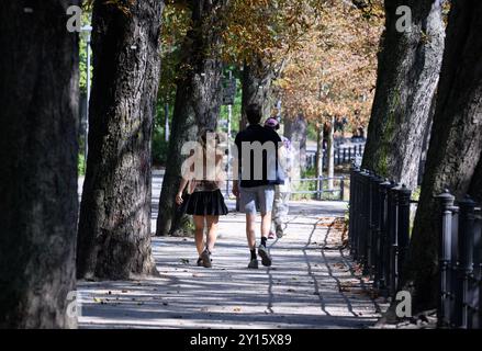 Berlin, Allemagne. 05th Sep, 2024. Les piétons marchent le long du canal Landwehr à Kreuzberg. Jusqu'à 33 degrés sont attendus à Berlin et Brandebourg aujourd'hui. Crédit : Bernd von Jutrczenka/dpa/Alamy Live News Banque D'Images