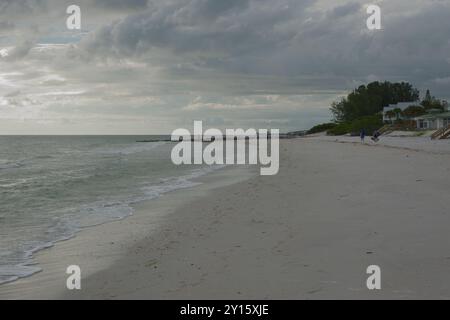 Vue vers le nord à Sunset Beach à Treasure Island Florida au-dessus de la plage. Les lignes de tête remontent la plage, le golfe du Mexique sur la gauche avec de petites vagues Banque D'Images