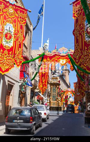 Valletta, Malte - 25 août 2019 : vue verticale sur la rue. Jours fériés à Malte. La Fête des nouveaux Dominic est célébrée dans la ville de Vittoriosa. T Banque D'Images