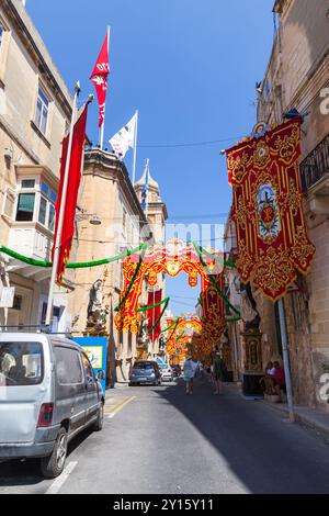 Valletta, Malte - 25 août 2019 : vue verticale de rue photo. Jours fériés à Malte. La Fête des nouveaux Dominic est célébrée dans la ville de Vittori Banque D'Images