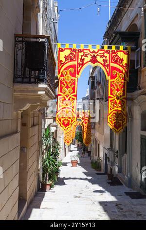 Valletta, Malte - 25 août 2019 : jours fériés à Malte, vue verticale sur la rue. La Fête des nouveaux Dominic est célébrée dans la ville de Vittoriosa. T Banque D'Images