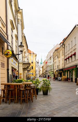 Vue sur la rue de la vieille ville de Bratislava, Slovaquie. Banque D'Images