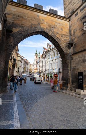 La vue de la petite ville à travers l'ouverture de l'arche au pont Charles à Prague, République tchèque. Banque D'Images