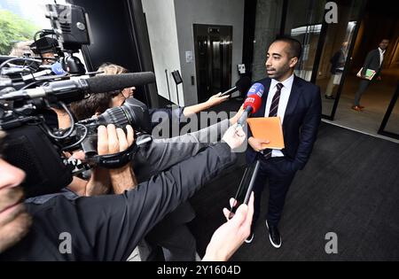 Bruxelles, Belgique. 05th Sep, 2024. Le président de CD&V Sammy Mahdi arrive pour une rencontre entre les représentants des partis politiques N-va, Vooruit et CD&V, sur la formation d’un nouveau gouvernement flamand, jeudi 05 septembre 2024 à Bruxelles. BELGA PHOTO ERIC LALMAND crédit : Belga News Agency/Alamy Live News Banque D'Images