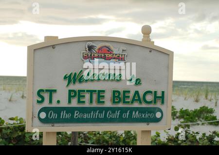 Usage éditorial seulement 3 septembre 2024, produit Pete Beach, FL, vue large de l'enseigne Welcome donnant à l'ouest sur la plage jusqu'au golfe du Mexique. Capitale mondiale du coucher de soleil Banque D'Images