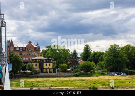 Dresde Loschwitz Blick vom Blauen Wunder zur Villa Marie und den Cafe Toskana. Dresde Sachsen Deutschland *** Dresde Loschwitz vue de la merveille bleue à la Villa Marie et le Café Toskana Dresde Saxe Allemagne Banque D'Images