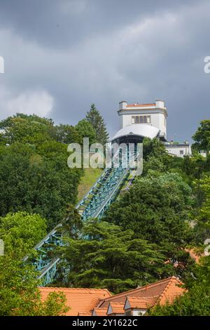 Dresden Loschwitz Die Schwebebahn Dresden ist eine Hängebahn in Dresden, welche den Körnerplatz im Stadtteil Loschwitz mit Oberloschwitz verbindet. Blick zur Bergstation mit dem Maschinenhaus. Dresde Sachsen Deutschland *** Dresde Loschwitz le chemin de fer suspendu de Dresde est un chemin de fer suspendu à Dresde qui relie Körnerplatz dans le quartier de Loschwitz à Oberloschwitz vue de la gare supérieure avec le Maschinenhaus Dresde Saxe Allemagne Banque D'Images