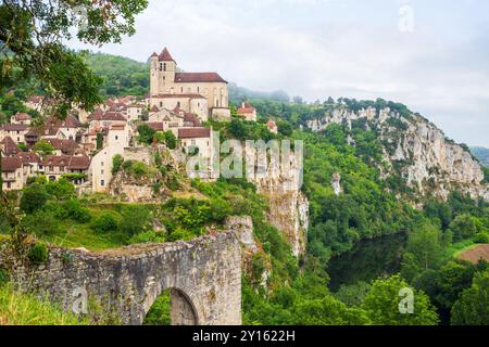 Ancien village falaise de Saint-Cirq-Lapopie dans la région Occitanie, sud-ouest de la France Banque D'Images