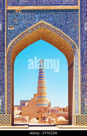 Islam Khoja Minaret. Vue à travers l'arche. Itchan Kala, centre-ville de Khiva, Ouzbékistan - 16 juillet 2024. Banque D'Images