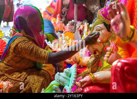 Beawar, Inde. 01 Sep, 2024. Un artisan décore l'idole de la divinité hindoue à tête d'éléphant Ganesha dans un atelier en amont du festival Ganesh Chaturthi à Beawar. Le festival Ganesh Chaturthi est un festival hindou annuel. On croit que le Seigneur Ganesha est le Dieu des nouveaux départs et le Remover des obstacles, ainsi que le Dieu de la sagesse, de l'intelligence, de la fortune et de la prospérité. Le festival du dixième jour sera célébré dans tout le pays du 7 au 17 septembre 2024. (Photo de Sumit Saraswat/Pacific Press) crédit : Pacific Press Media production Corp./Alamy Live News Banque D'Images