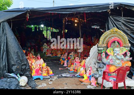 Beawar, Inde. 01 Sep, 2024. Idoles de la divinité hindoue à tête d'éléphant Ganesha exposées à la vente dans un atelier avant le festival Ganesh Chaturthi à Beawar. Le festival Ganesh Chaturthi est un festival hindou annuel. On croit que le Seigneur Ganesha est le Dieu des nouveaux départs et le Remover des obstacles, ainsi que le Dieu de la sagesse, de l'intelligence, de la fortune et de la prospérité. Le festival du dixième jour sera célébré dans tout le pays du 7 au 17 septembre 2024. (Photo de Sumit Saraswat/Pacific Press) crédit : Pacific Press Media production Corp./Alamy Live News Banque D'Images