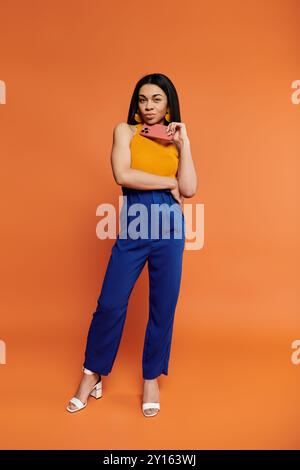 Une femme confiante met en valeur son style avec une pose ludique et des couleurs vives. Banque D'Images