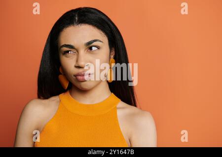 Une femme afro-américaine confiante met en valeur son expression unique. Banque D'Images