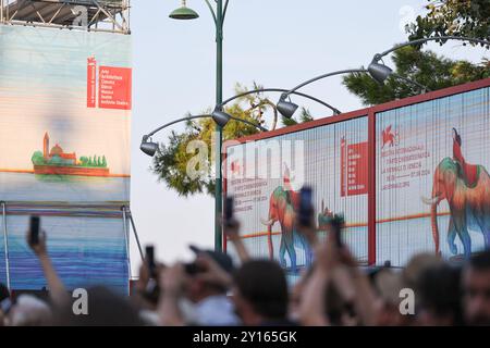 Venise, Italie. 30 août 2024. Les gens prennent des photos près du Palazzo del Cinema lors du 81ème Festival du film de Venise sur l'île du Lido à Venise, Italie, 30 août 2024. Crédit : Li Jing/Xinhua/Alamy Live News Banque D'Images