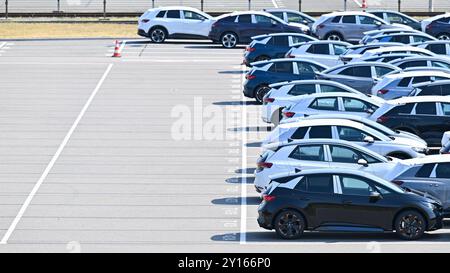 Zwickau, Allemagne. 05th Sep, 2024. De nouvelles voitures électriques de différentes marques du groupe VW sont stationnées dans un espace à l’usine Volkswagen de Zwickau. Une réunion de travail a lieu à l'usine de Zwickau le même jour. Le plus grand constructeur automobile européen avait annoncé que, compte tenu de l'aggravation de la situation, il resserrerait à nouveau ses mesures d'austérité sur la marque principale de VW. Les fermetures d'usines en Allemagne et les licenciements obligatoires ne sont plus exclus. Crédit : Hendrik Schmidt/dpa/Alamy Live News Banque D'Images