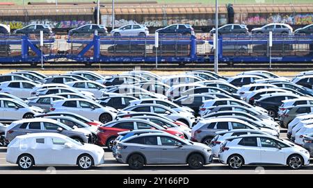 Zwickau, Allemagne. 05th Sep, 2024. De nouvelles voitures électriques de différentes marques du groupe VW sont stationnées dans un espace à l’usine Volkswagen de Zwickau. Une réunion de travail a lieu à l'usine de Zwickau le même jour. Le plus grand constructeur automobile européen avait annoncé que, compte tenu de l'aggravation de la situation, il resserrerait à nouveau ses mesures d'austérité sur la marque principale de VW. Les fermetures d'usines en Allemagne et les licenciements obligatoires ne sont plus exclus. Crédit : Hendrik Schmidt/dpa/Alamy Live News Banque D'Images