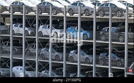 Zwickau, Allemagne. 05th Sep, 2024. Les voitures électriques neuves de différentes marques du groupe VW sont garées dans un garage de l’usine Volkswagen de Zwickau. Une réunion de travail a lieu à l'usine de Zwickau le même jour. Le plus grand constructeur automobile européen avait annoncé que, compte tenu de l'aggravation de la situation, il resserrerait à nouveau ses mesures d'austérité sur la marque principale de VW. Les fermetures d'usines en Allemagne et les licenciements obligatoires ne sont plus exclus. Crédit : Hendrik Schmidt/dpa/Alamy Live News Banque D'Images