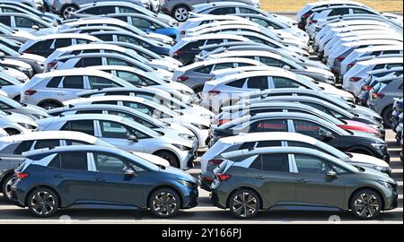 Zwickau, Allemagne. 05th Sep, 2024. De nouvelles voitures électriques de différentes marques du groupe VW sont stationnées dans un espace à l’usine Volkswagen de Zwickau. Une réunion de travail a lieu à l'usine de Zwickau le même jour. Le plus grand constructeur automobile européen avait annoncé que, compte tenu de l'aggravation de la situation, il resserrerait à nouveau ses mesures d'austérité sur la marque principale de VW. Les fermetures d'usines en Allemagne et les licenciements obligatoires ne sont plus exclus. Crédit : Hendrik Schmidt/dpa/Alamy Live News Banque D'Images