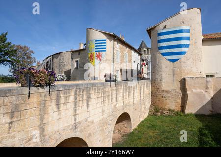 Entrée médiévale et remparts, Lusignan, Nouvelle-Aquitaine, France, Europe Banque D'Images