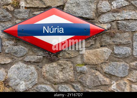 Chemin de fer à crémaillère de la vallée de Nuria (cremallera de Núria). Le chemin de fer à crémaillère le plus haut du sud de l'Europe. Vall de Núria (Pyrénées), El Ripollès, Gérone, Catalogne. Banque D'Images