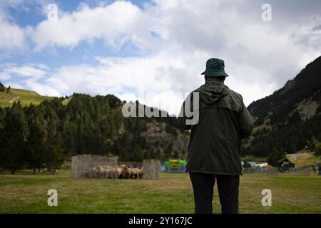 Hilari Novillo à l'exposition d'élevage de chiens de berger de Sant Gil Festitivity. Vall de Núria (Pyrénées), Queralbs, El Ripollès, Gérone, Catalogne, Espagne. Banque D'Images