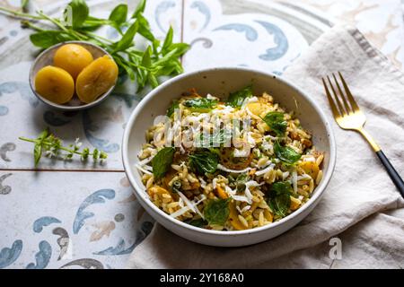 Pâtes Orzo à la courgette jaune, citron conservé et basilic Banque D'Images