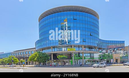 Novi Sad, Serbie - 03 juillet 2023 : Chambre de Commerce de Voïvodine au Master Conference Centre Sunny Summer Day. Banque D'Images