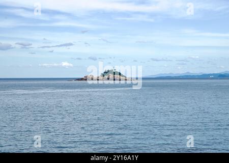 Sokcho, Corée du Sud - 28 juillet 2024 : une vue lointaine de l'île de Jodo, une 'île aux oiseaux' inhabitée célèbre pour son phare abandonné et ses milliers d'o Banque D'Images