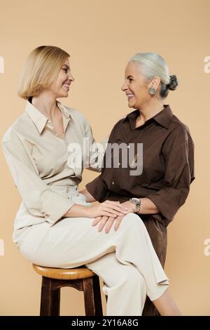 Une femme mature et sa fille adulte partagent un sourire réconfortant ensemble. Banque D'Images