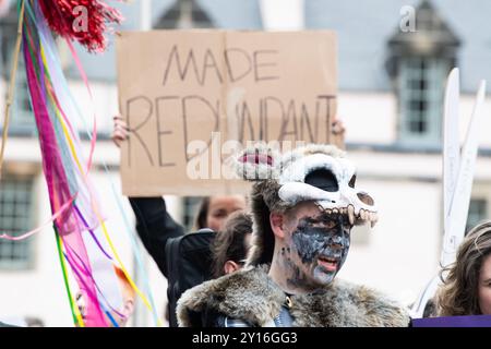 Des manifestants devant le Parlement écossais le 5 septembre 2024 en réponse à Creative Scotland annonçant sa décision le 19 août de supprimer son fonds pour les professionnels des arts individuels en raison de contraintes financières du gouvernement écossais ; une annonce a été faite tard le 4 septembre que le fonds serait rétabli, mais il y a des inquiétudes concernant l'avenir du financement des arts en Écosse. Cette manifestation a été organisée par le STUC (Scottish Trades Union Congress), le Musicians Union, Equity et la Scottish Society of Playwrights avec des conférenciers de chacun © Chantal Guevara. Tous droits réservés Banque D'Images