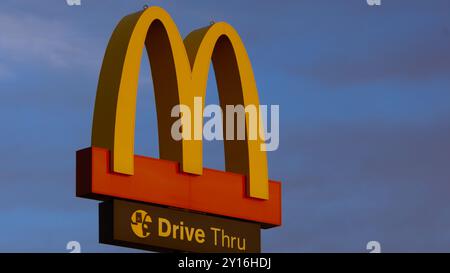 11MAY2024, MAURICE -vue rapprochée du logo emblématique de MacDonald au crépuscule avec un ciel bleu en arrière-plan Banque D'Images