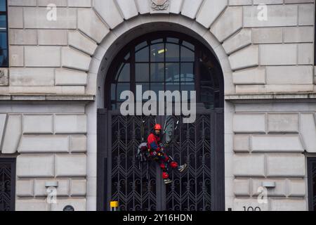 Londres, Royaume-Uni. 05th Sep, 2024. Un activiste de Greenpeace monte à l'entrée du bâtiment Unilever. Le groupe écologiste Greenpeace a organisé une manifestation au siège d'Unilever contre la pollution plastique causée par les produits Dove de l'entreprise. Crédit : SOPA images Limited/Alamy Live News Banque D'Images