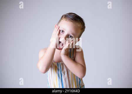 Enfant grimaçant posant pour la photographie. Banque D'Images