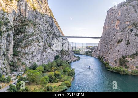 Bateau dans le canyon sur la rivière Cetina près de omis, Croatie, Europe Banque D'Images