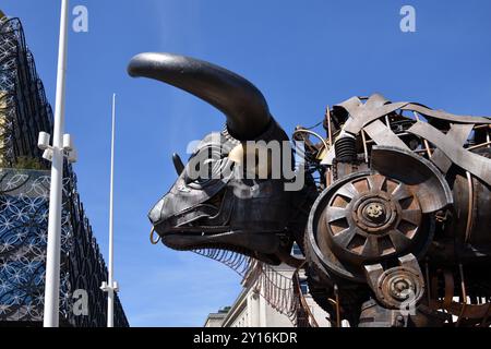 Birmingham Commonwealth Games attraction vedette de la cérémonie d'ouverture à l'Alexander Stadium, la sculpture Raging Bull vue sur Centenary Square. Banque D'Images