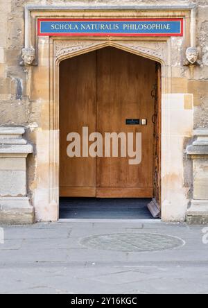 Porte (à l'école de philisopie naturelle - c'est-à-dire la science) dans l'ancienne bibliothèque, une partie de la bibliothèque Bodleian, Université d'Oxford, Angleterre. Banque D'Images