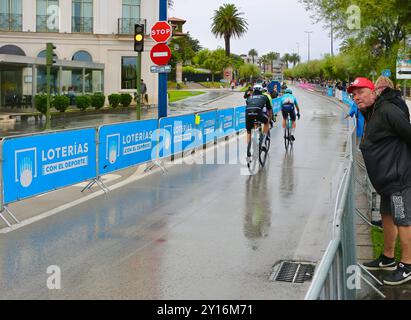 Cyclistes en compétition dans la 17ème étape de la Vuelta de Espana sous pluie battante Plaza de Italia Santander Cantabrie Espagne Europe 4 septembre 2024 Banque D'Images