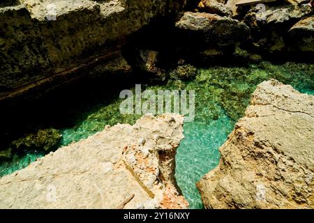 San Foca, Grotte de poésie et tour de Roca Vecchia, LSalento, Lecce, Pouilles, Italie Banque D'Images