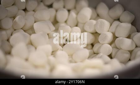Gros plan de petites guimauves dans un bol blanc Banque D'Images
