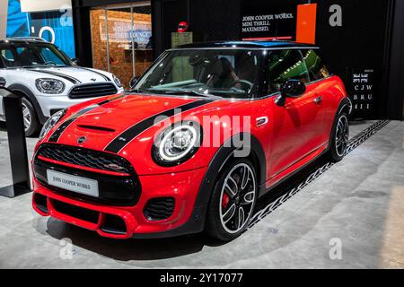 Bruxelles - Jan 18, 2019 : voiture Mini Cooper dans la vitrine à la 97ème Salon Automobile de Bruxelles 2019 Autosalon. Banque D'Images