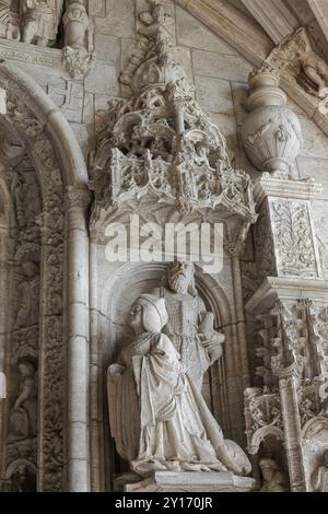 Statue de D. Maria, épouse du roi D. Manuel Ier du Portugal, protégée par Saint Jean Baptiste, sur le côté gauche de l'entrée principale du Jerónimos Banque D'Images