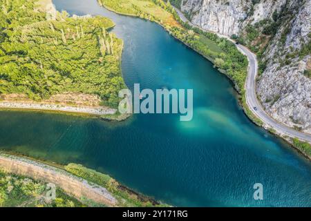 Bateau dans le canyon sur la rivière Cetina près de omis, Croatie, Europe Banque D'Images