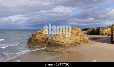 Merveille géologique en bord de mer : formation rocheuse en couches sur l'érosion côtière. Cathedral Beach, Lugo, Espagne Banque D'Images