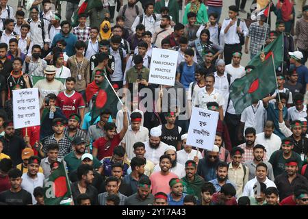 Dhaka, Wari, Bangladesh. 5 septembre 2024. Des manifestants brandissent le drapeau national du Bangladesh lors de la Marche des martyrs, un rassemblement organisé par les étudiants contre la discrimination pour marquer le mois de l'éviction de l'ancien premier ministre du pays, Sheikh Hasina, à Dhaka le 5 septembre 2024. La première ministre évincée du Bangladesh, Sheikh Hasina, devrait ''garder le silence'' pendant son exil en Inde jusqu'à ce qu'elle soit ramenée chez elle pour être jugée, a déclaré le leader par intérim Muhammad Yunus aux médias indiens le 5 septembre. Hasina, 76 ans, s'est enfuie en Inde par hélicoptère il y a un mois alors que les manifestants marchaient sur son palais, mettant ainsi un terme dramatique à son règne de fer Banque D'Images